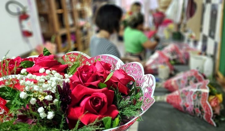 Amor com economia: pesquisa mostra preços de flores e sushis em Campo Grande