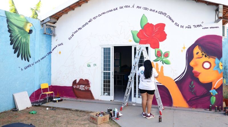 Obras com tintas naturais transformam muros de escolas