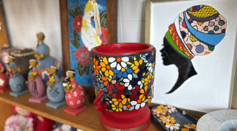Curso ensina técnicas de mosaico com azulejos e pastilhas